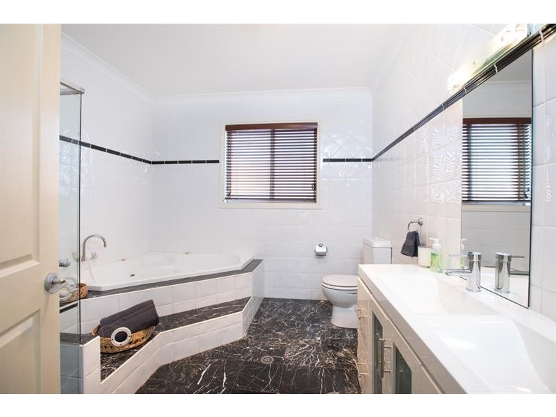 15a Outlook Dr, Figtree NSW 2525