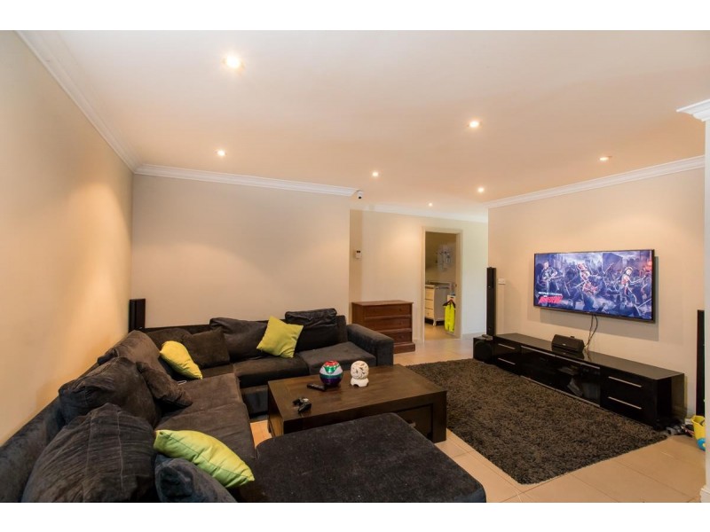 8 Hickory Street, Albion Park Rail NSW 2527