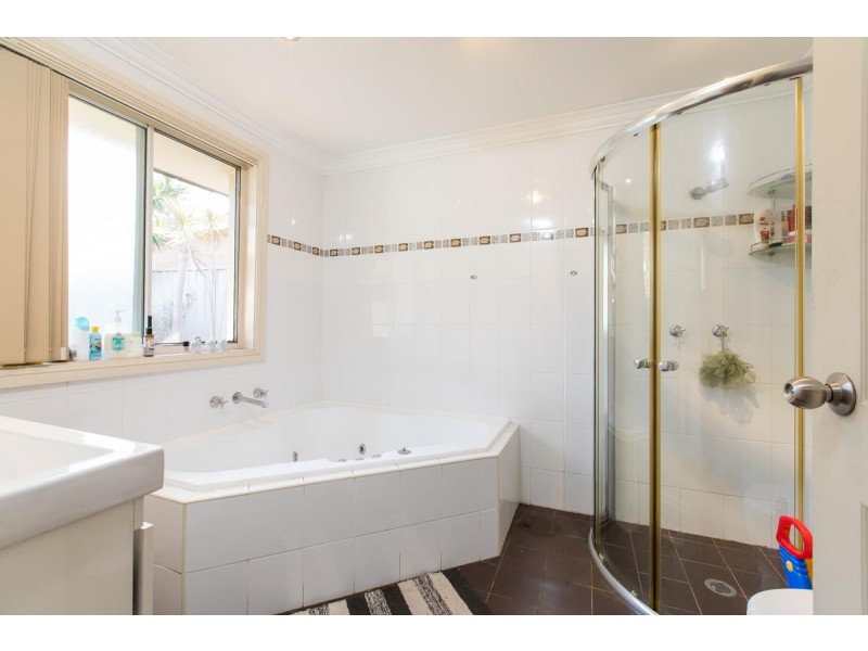 8 Hickory Street, Albion Park Rail NSW 2527