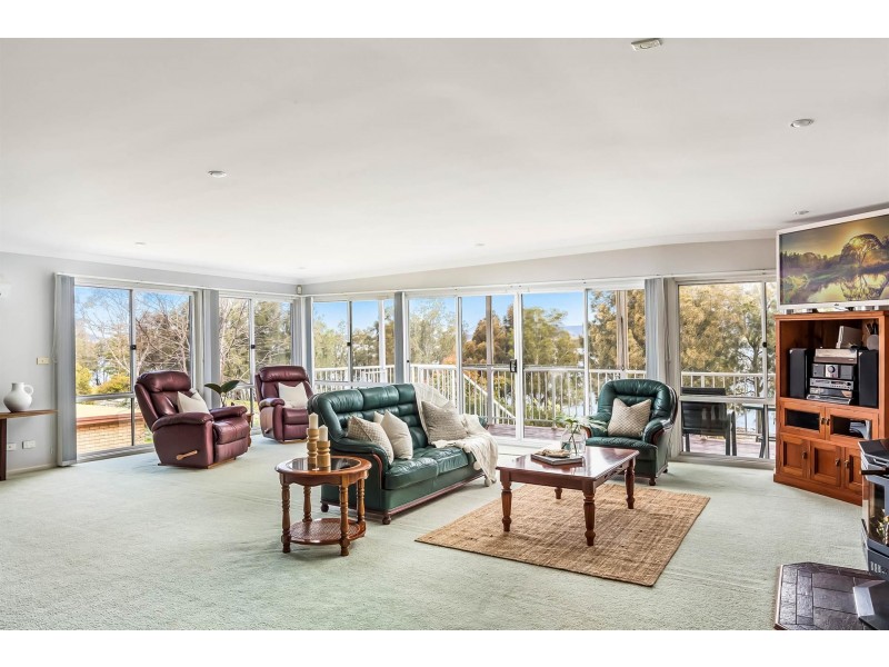35 Rushton Drive, Kanahooka NSW 2530