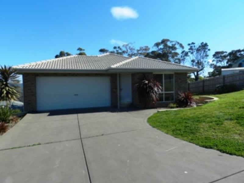 4 Warn Cl, Merimbula NSW 2548