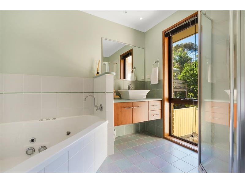 3 Flora  Ct, Tura Beach NSW 2548
