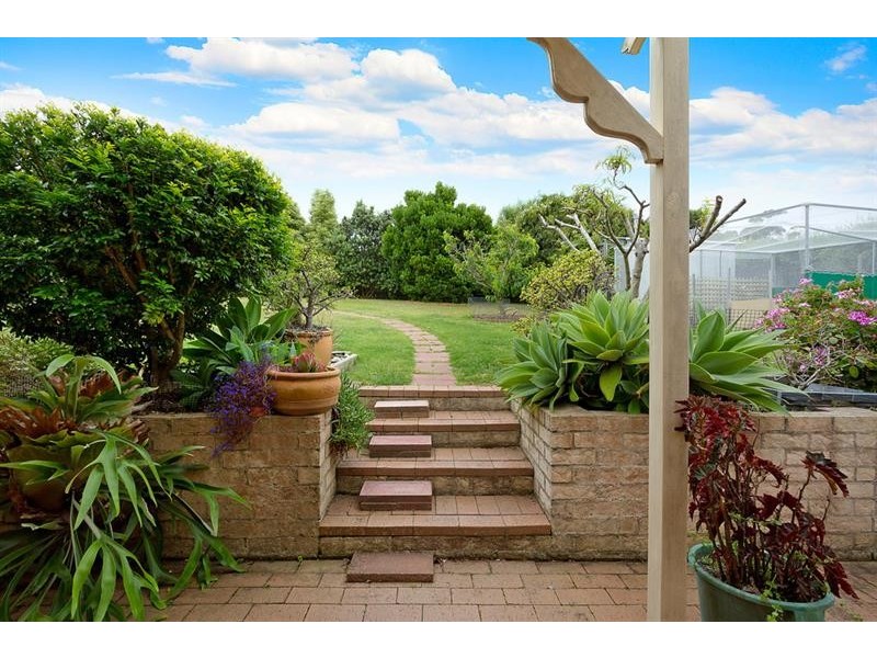 4 Endeavour  Ct, Tura Beach NSW 2548