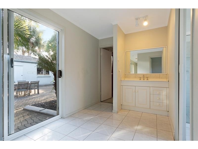 6 James Cook Ct, Tura Beach NSW 2548