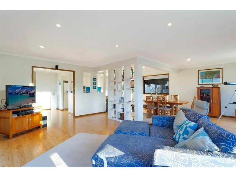2 Caldy Pl, Tura Beach NSW 2548
