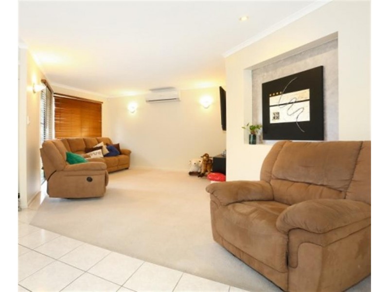 70 Crestwood Drive, Molendinar QLD 4214