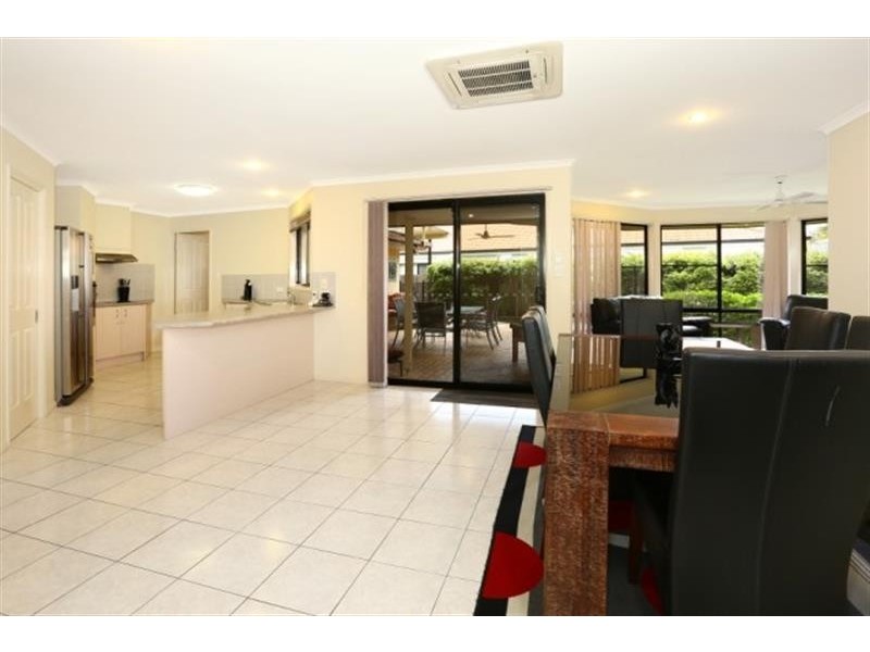 70 Crestwood Drive, Molendinar QLD 4214