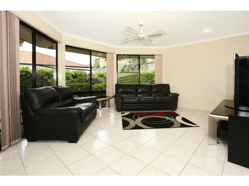 70 Crestwood Drive, Molendinar QLD 4214