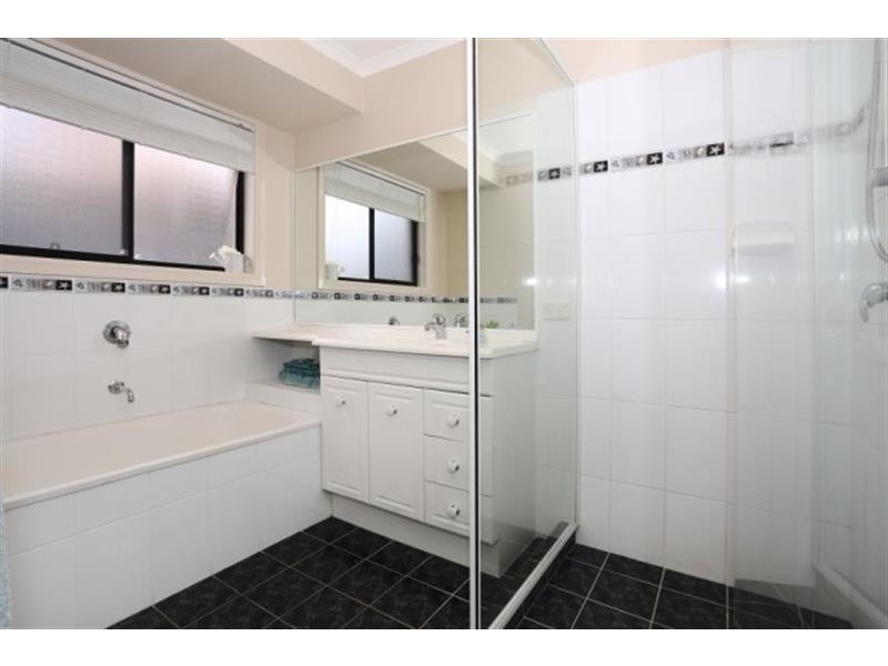 70 Crestwood Drive, Molendinar QLD 4214