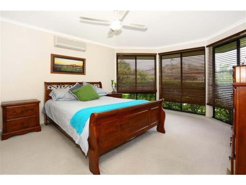 70 Crestwood Drive, Molendinar QLD 4214