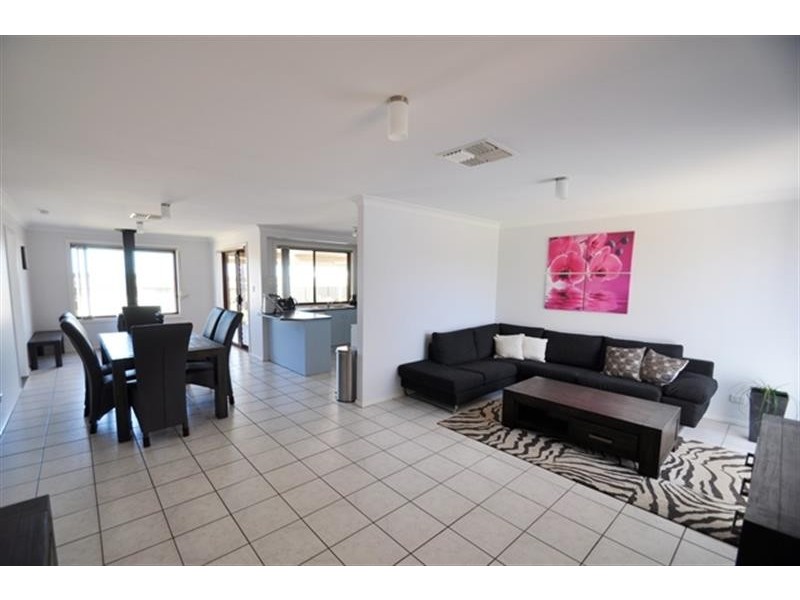 106 Twickenham  Drive, Dubbo NSW 2830