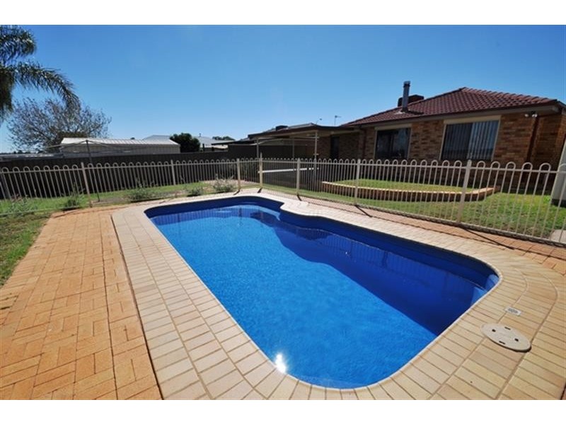 106 Twickenham  Drive, Dubbo NSW 2830
