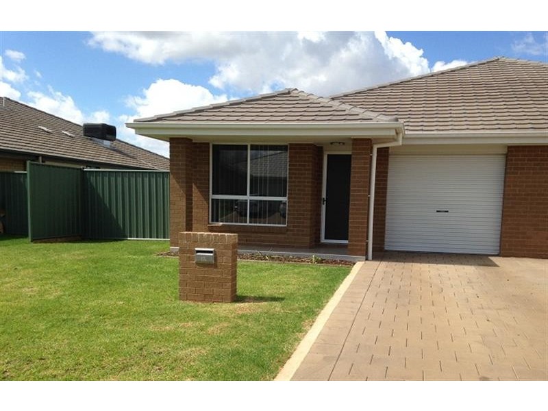 17A Magnolia Boulevarde, Dubbo NSW 2830