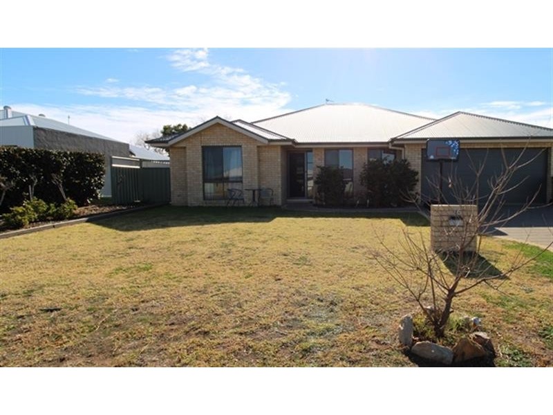 16 Holmwood Drive, Dubbo NSW 2830