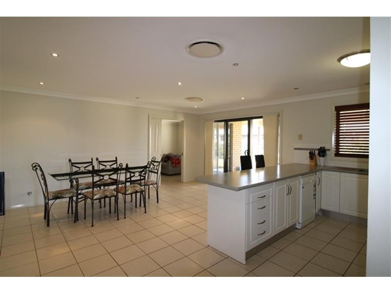 16 Holmwood Drive, Dubbo NSW 2830