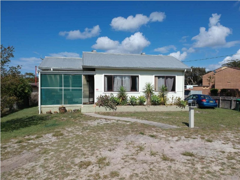 2  Lake Street, Tuncurry NSW 2428