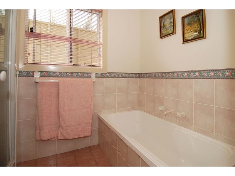 15 Sanderson Rd, Kanahooka NSW 2530