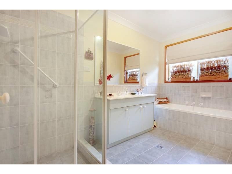 24 Highview Dr, Farmborough Heights NSW 2526