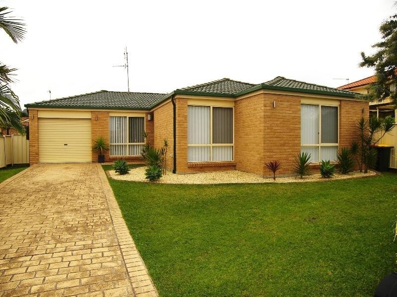 4 Selwyn  Gr, Horsley NSW 2530