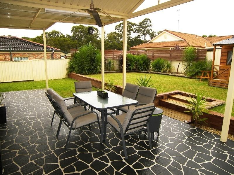 4 Selwyn  Gr, Horsley NSW 2530