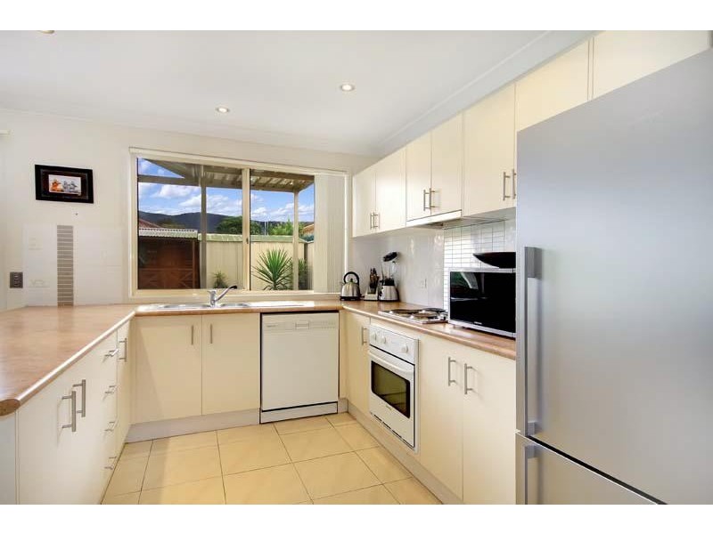 4 Selwyn  Gr, Horsley NSW 2530