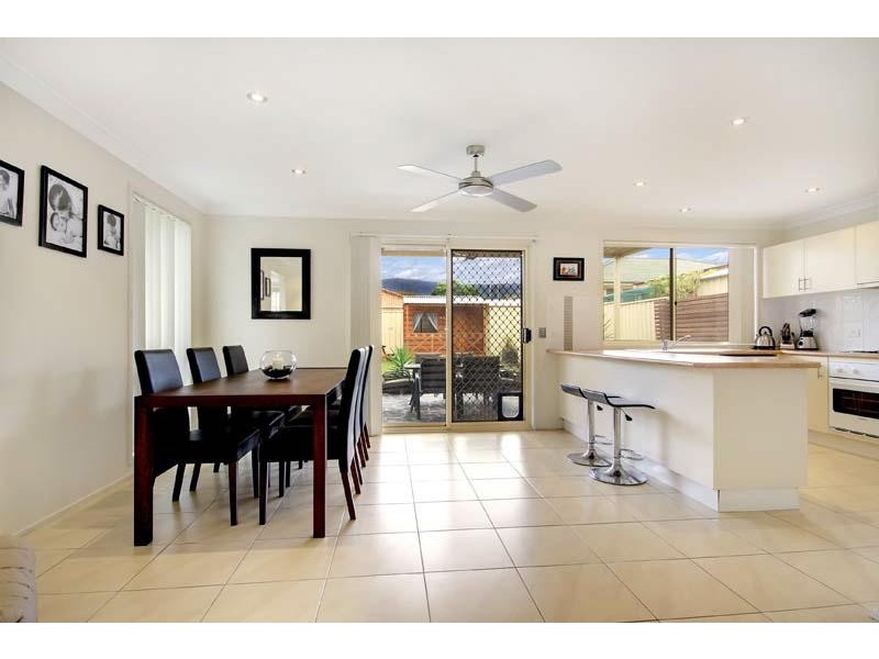 4 Selwyn  Gr, Horsley NSW 2530