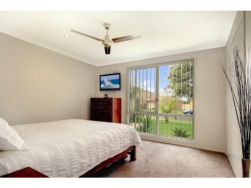 4 Selwyn  Gr, Horsley NSW 2530