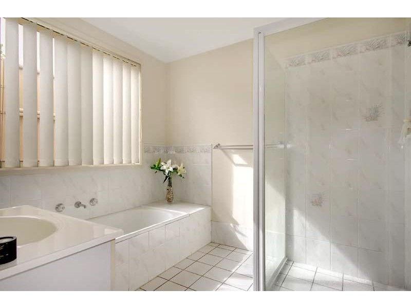 4 Selwyn  Gr, Horsley NSW 2530