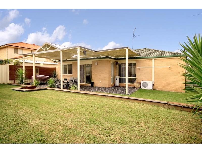 4 Selwyn  Gr, Horsley NSW 2530
