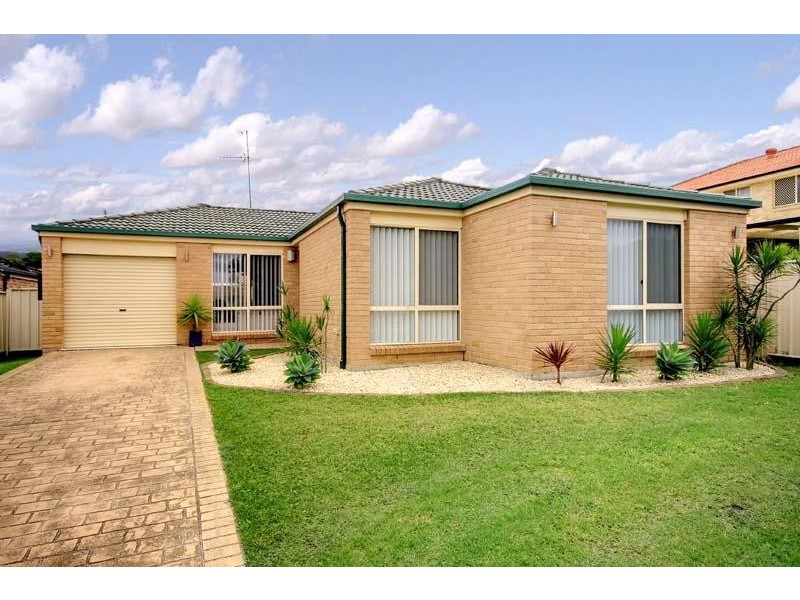 4 Selwyn  Gr, Horsley NSW 2530