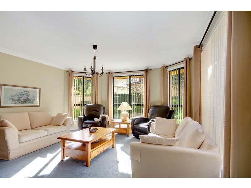 8 Glengarry  Way, Horsley NSW 2530