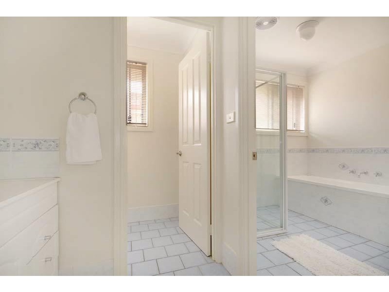 27 Denham Dr, Horsley NSW 2530