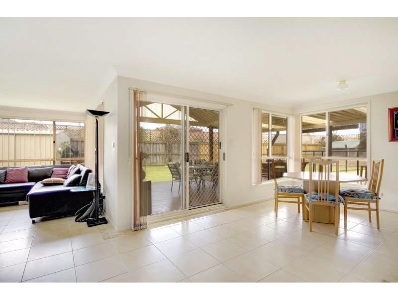 8 Camden Wk, Horsley NSW 2530