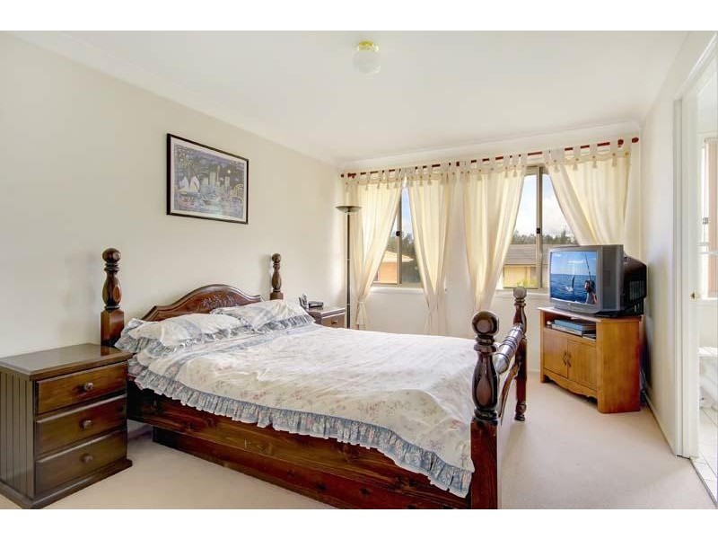 8 Camden Wk, Horsley NSW 2530