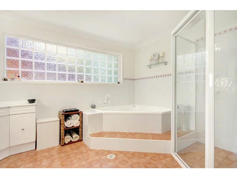 32 Loch Carron Ave, Farmborough Heights NSW 2526