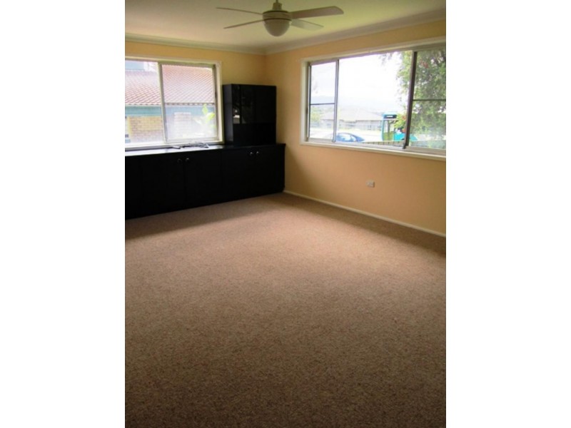 2 Lakeside  Dr, Kanahooka NSW 2530