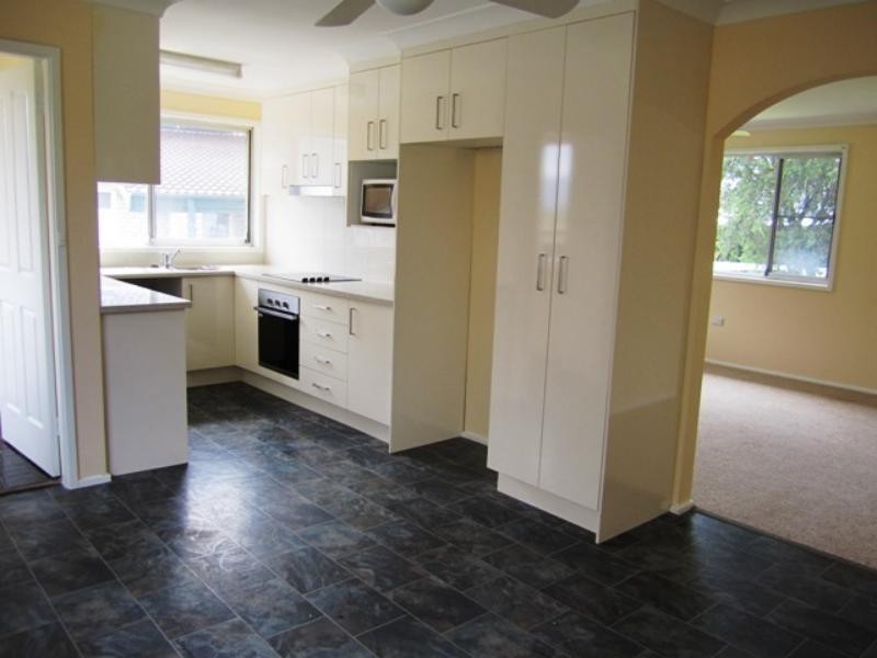2 Lakeside  Dr, Kanahooka NSW 2530
