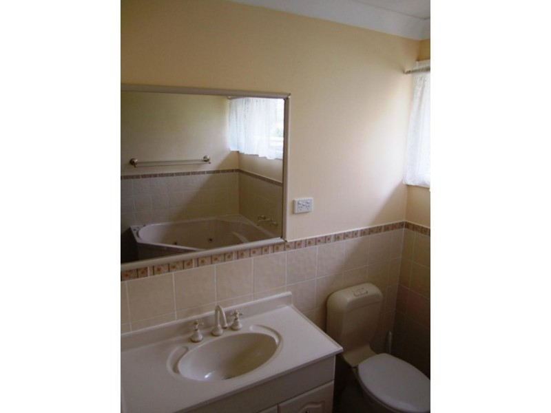 2 Lakeside  Dr, Kanahooka NSW 2530