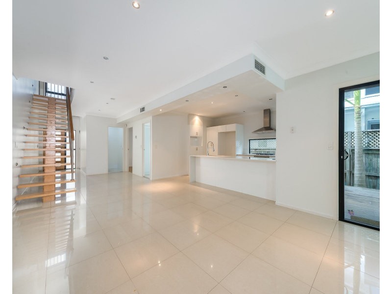 2/46 Bayview Street, Runaway Bay QLD 4216
