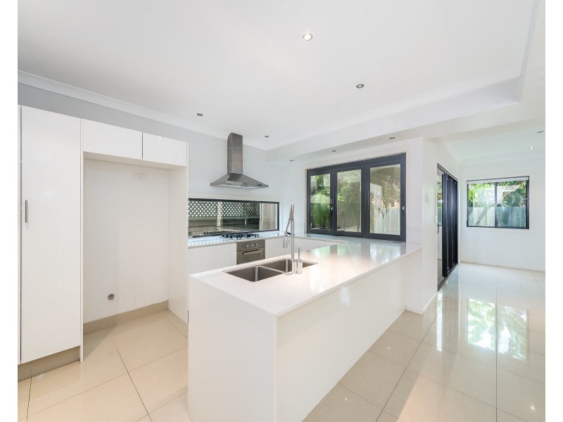 2/46 Bayview Street, Runaway Bay QLD 4216