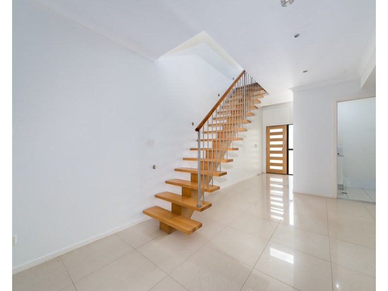 2/46 Bayview Street, Runaway Bay QLD 4216