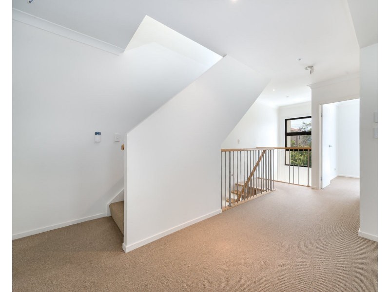 2/46 Bayview Street, Runaway Bay QLD 4216