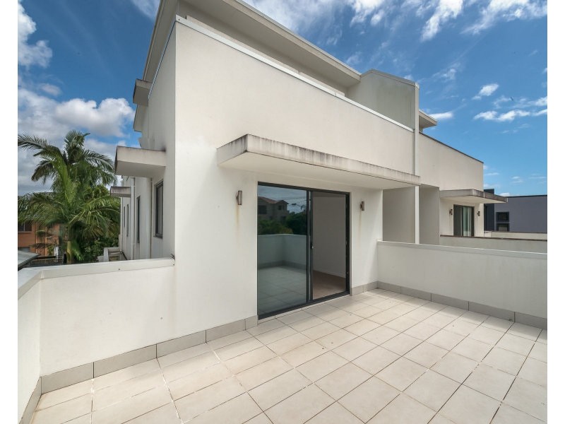 2/46 Bayview Street, Runaway Bay QLD 4216
