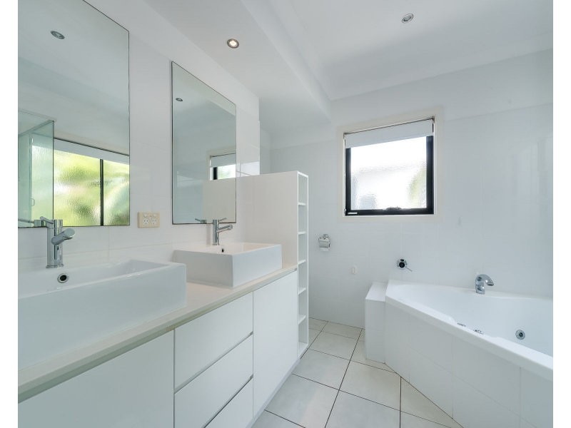2/46 Bayview Street, Runaway Bay QLD 4216