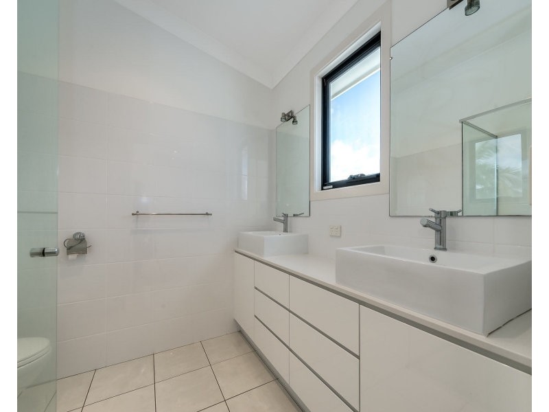 2/46 Bayview Street, Runaway Bay QLD 4216
