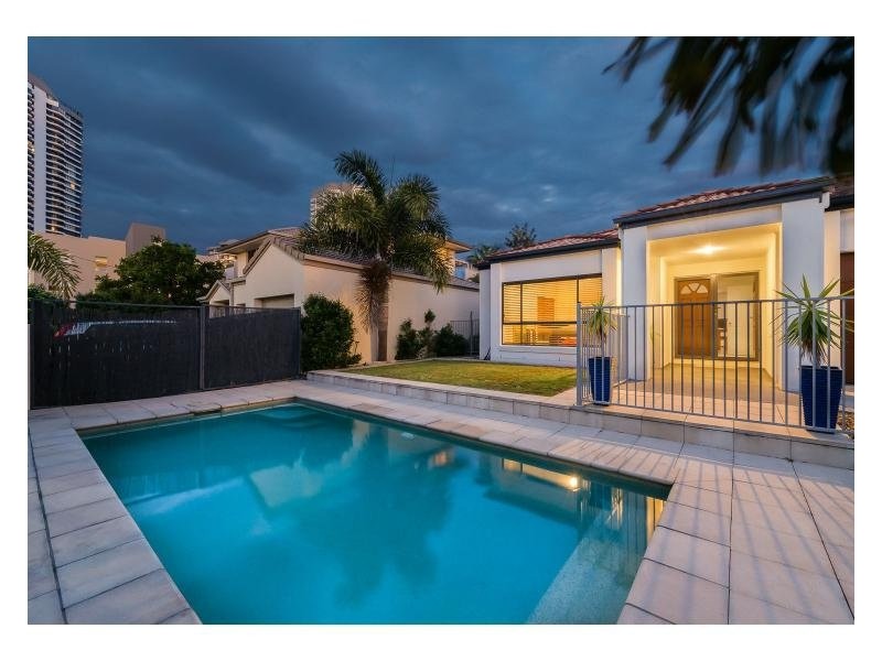 8 Broadwater Street, Runaway Bay QLD 4216