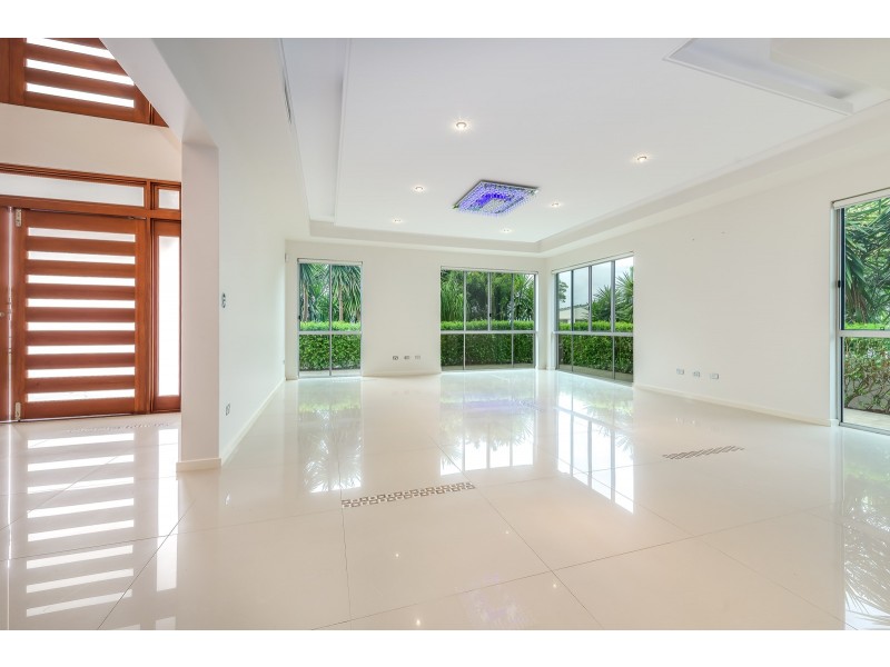 9 Zenith Crescent, Pacific Pines QLD 4211