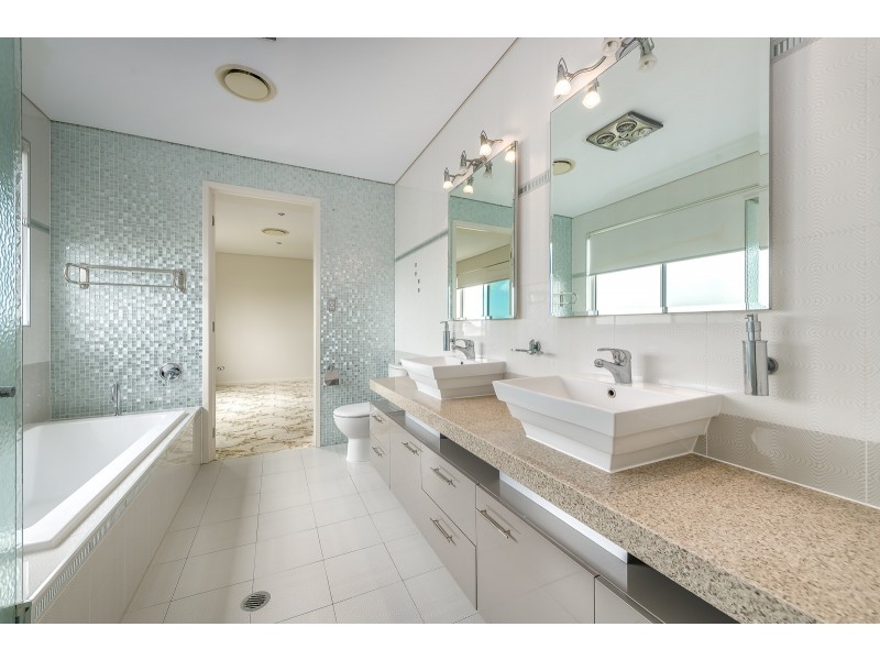 9 Zenith Crescent, Pacific Pines QLD 4211