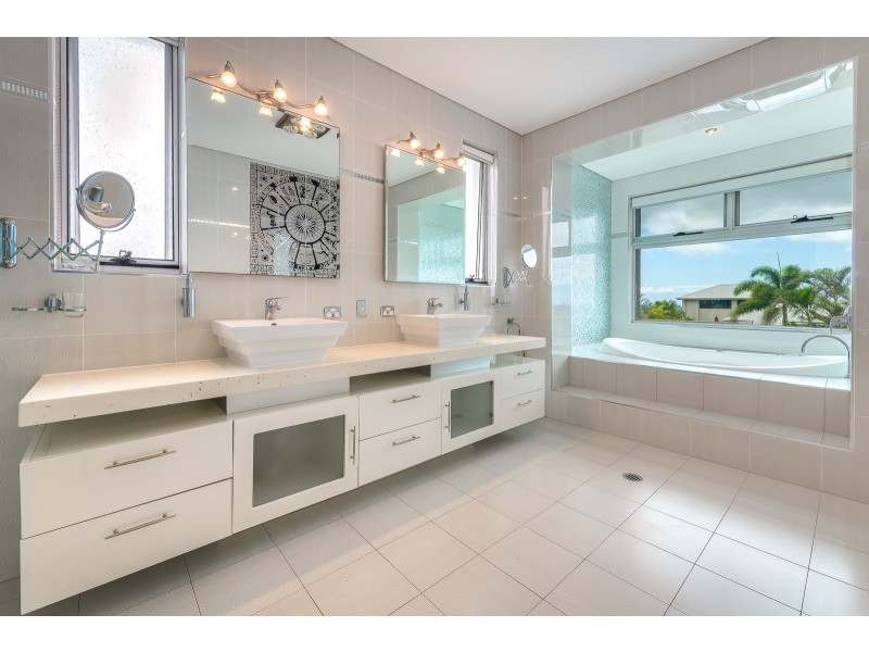 9 Zenith Crescent, Pacific Pines QLD 4211