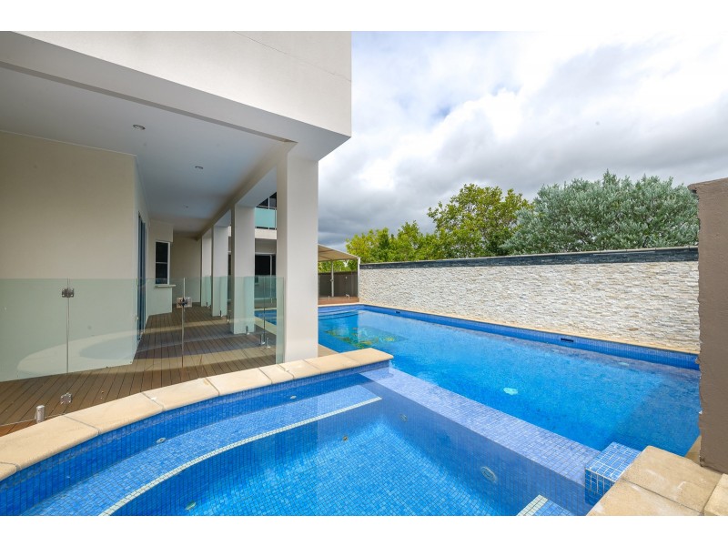 9 Zenith Crescent, Pacific Pines QLD 4211